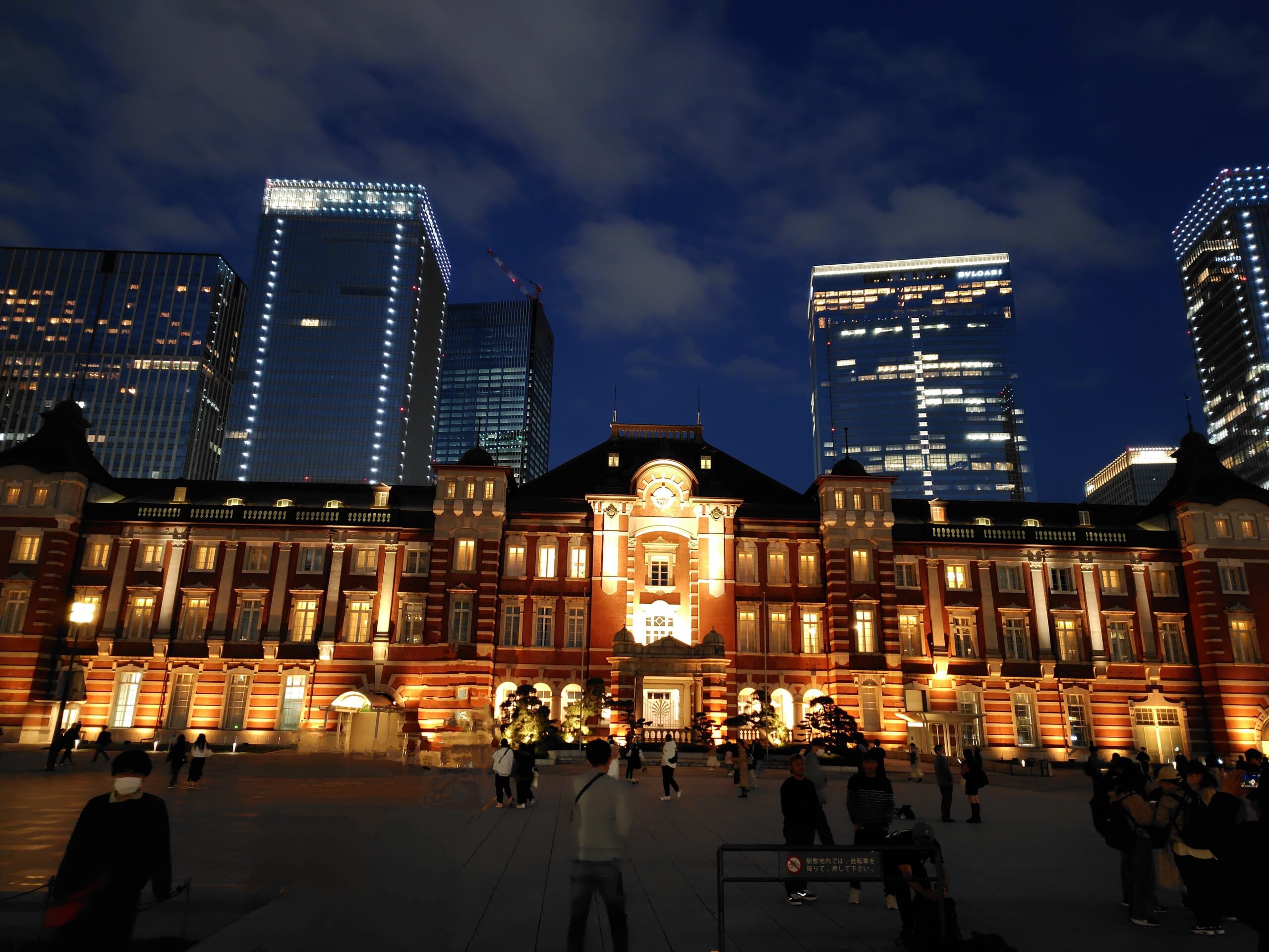 ライトアップされた東京駅