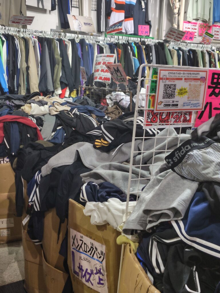 新宿御苑のロンスポ店内